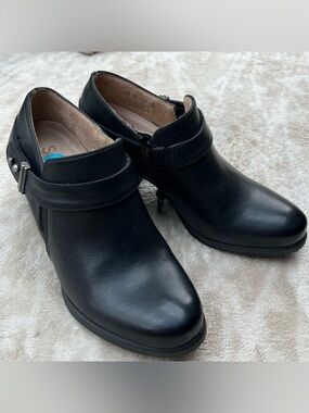 SOUL Naturalizer Black Leather Ankle Booties with Side Zip and Strap size 6